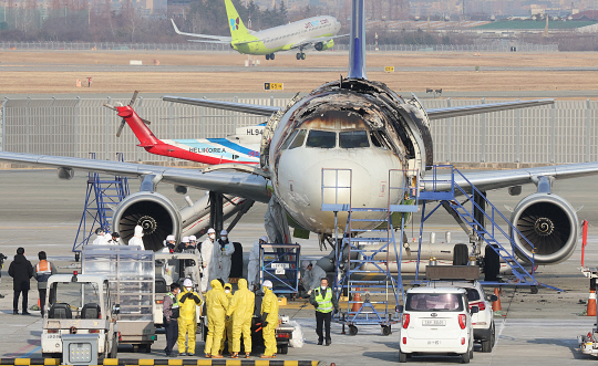 에어부산 여객기 합동 감식 전 '안정성 점검' 분주[연합뉴스]